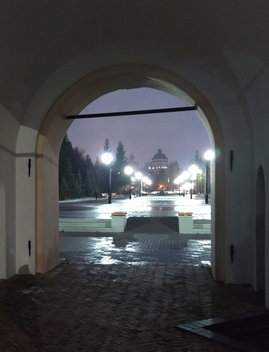 Вечернее фото из Тарских ворот, выход к Соборной площади. Фото: Удивительный АльбОмск