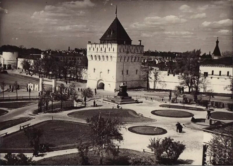 Площадь Минина и Пожарского. Дмитровская башня. Горький 1932-1937 год.