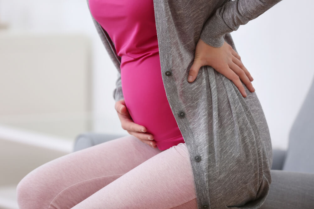 Живот во время схваток. Беременные женщины. У беременной болит живот. У беременной колит в животе. Сильно беременные женщины.