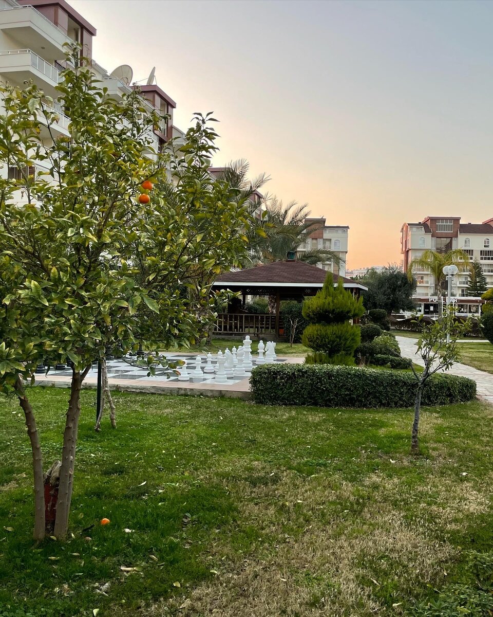 Двор в жилом комплексе "Орион" в Авсаларе 