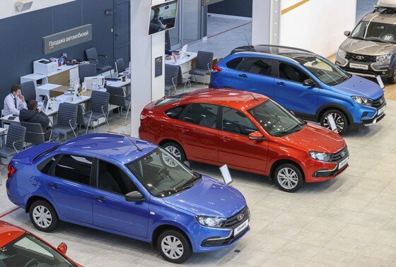    Автомобиль Lada Granta в автосалоне дилерского центра