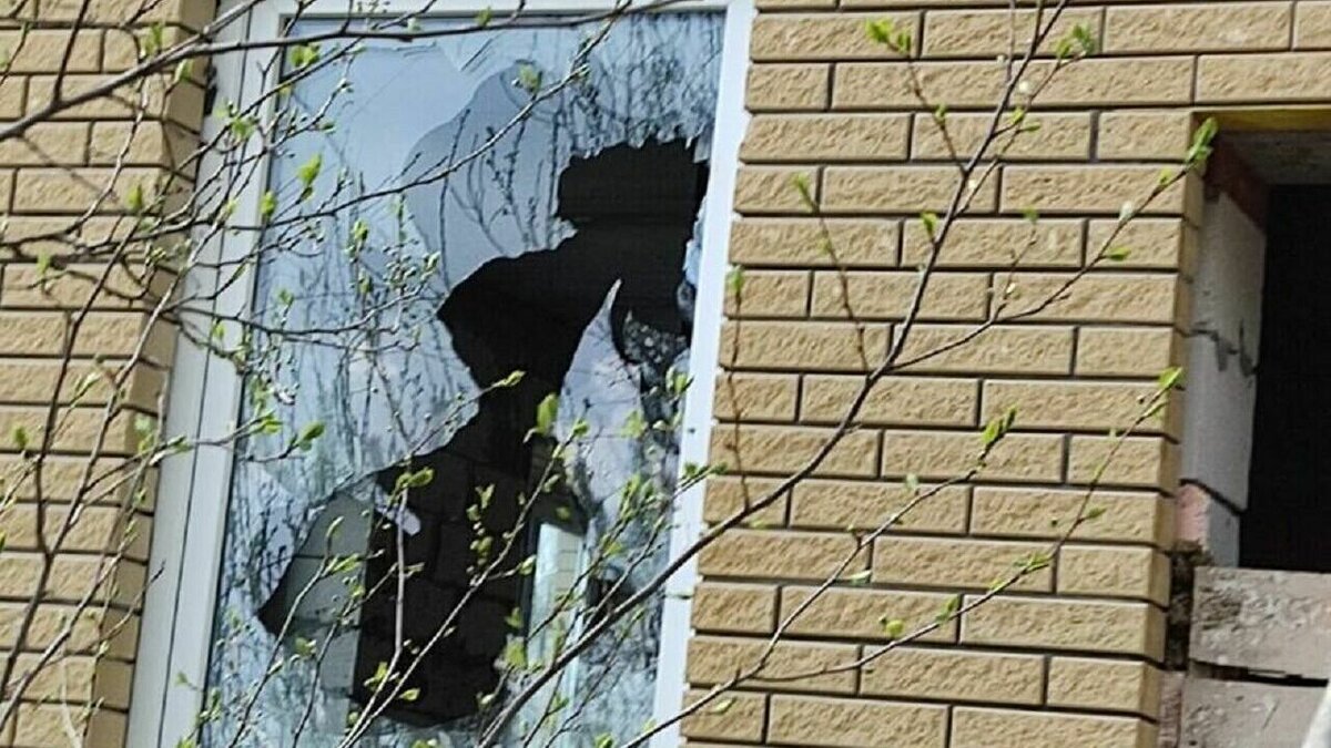     Белгородская область во второй раз за день попала под обстрел со стороны Украины. На этот раз украинские военные обстреляли село Ясные Зори в Белгородском районе.