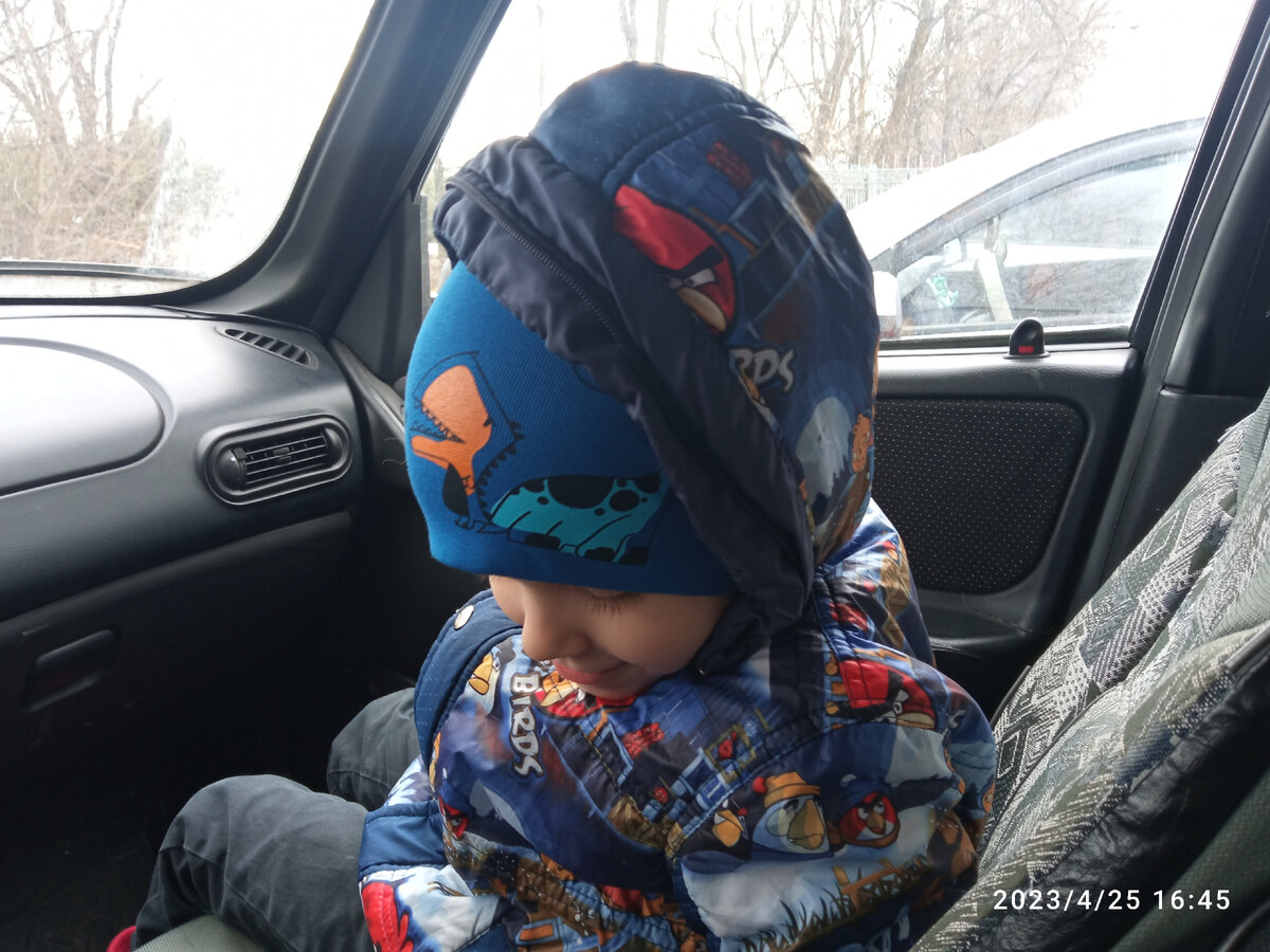 Вадим ждёт своей очереди в машине. Потому что в приёмном отделении инфекционной больницы места в принципе нет. Ну, в смысле, физически. Можно посидеть на улице, там как раз поставили лавочки. Зимой их ещё не было