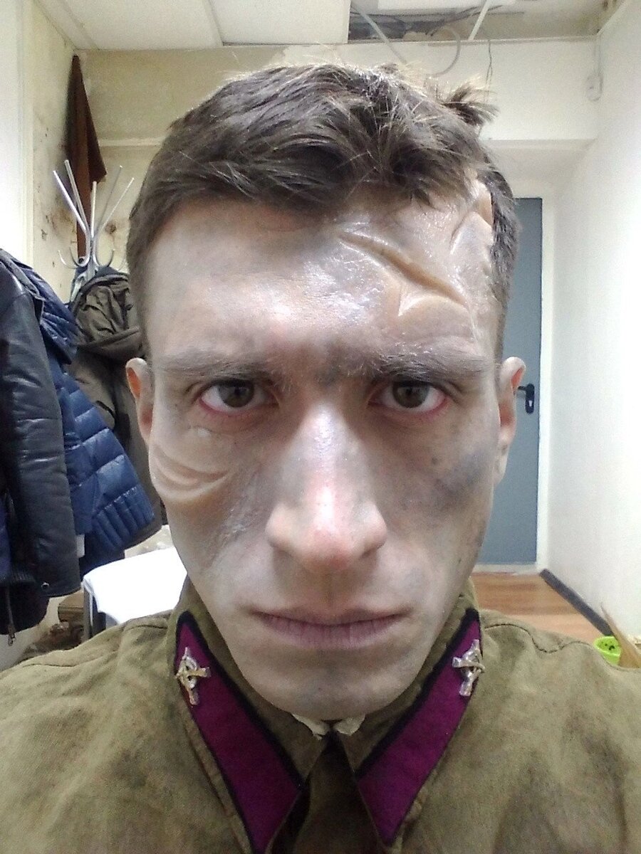 Некоторые накладки сделали на волосы, это усиливает эффект от грима. 