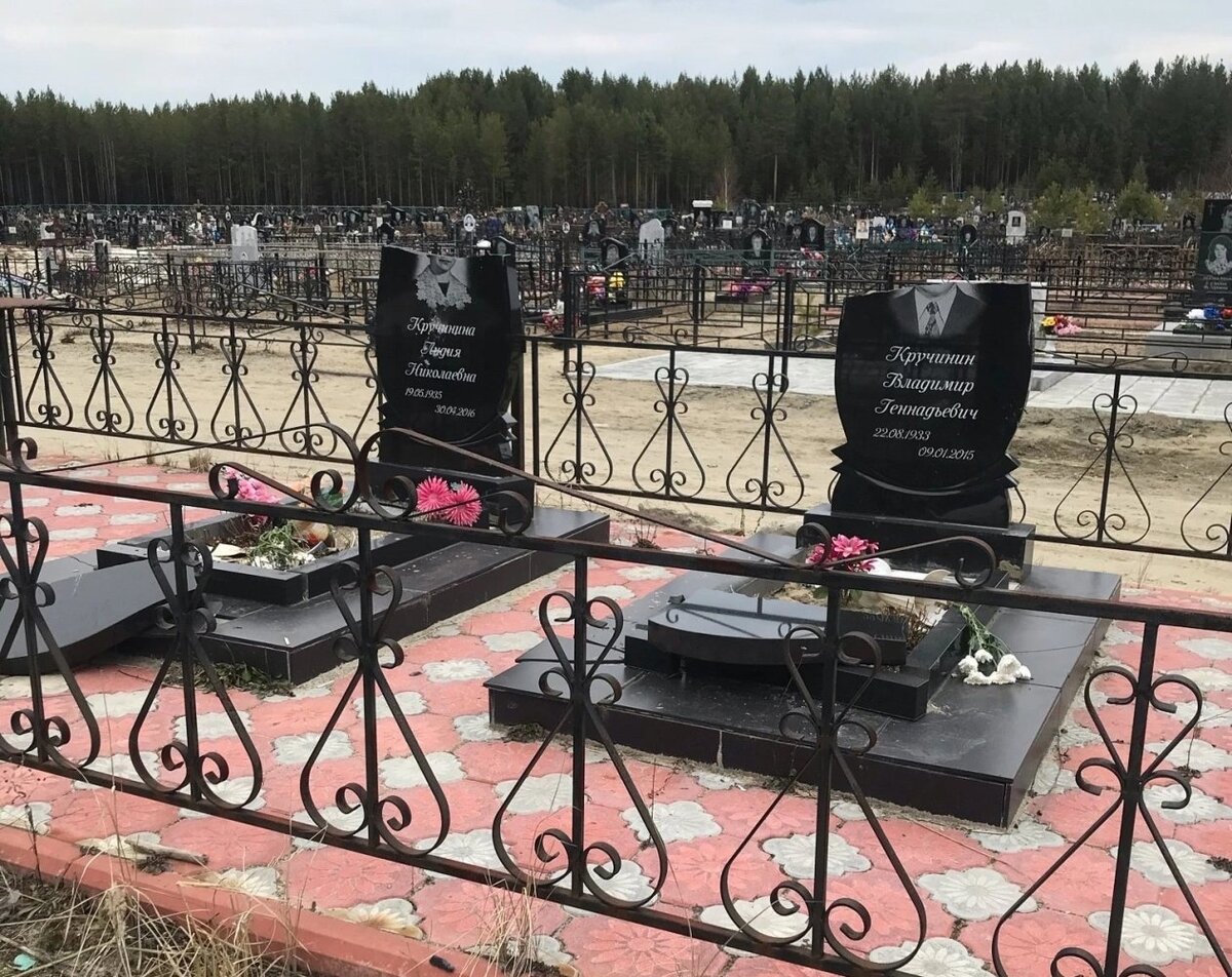    На кладбище в Югорске вандалы разбили несколько могильных плит