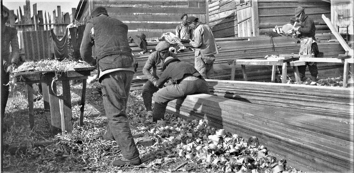 Строительство села. Стройки в деревнях после войны. Советский плотник. Советские постройки в селах. Деревенская стройка