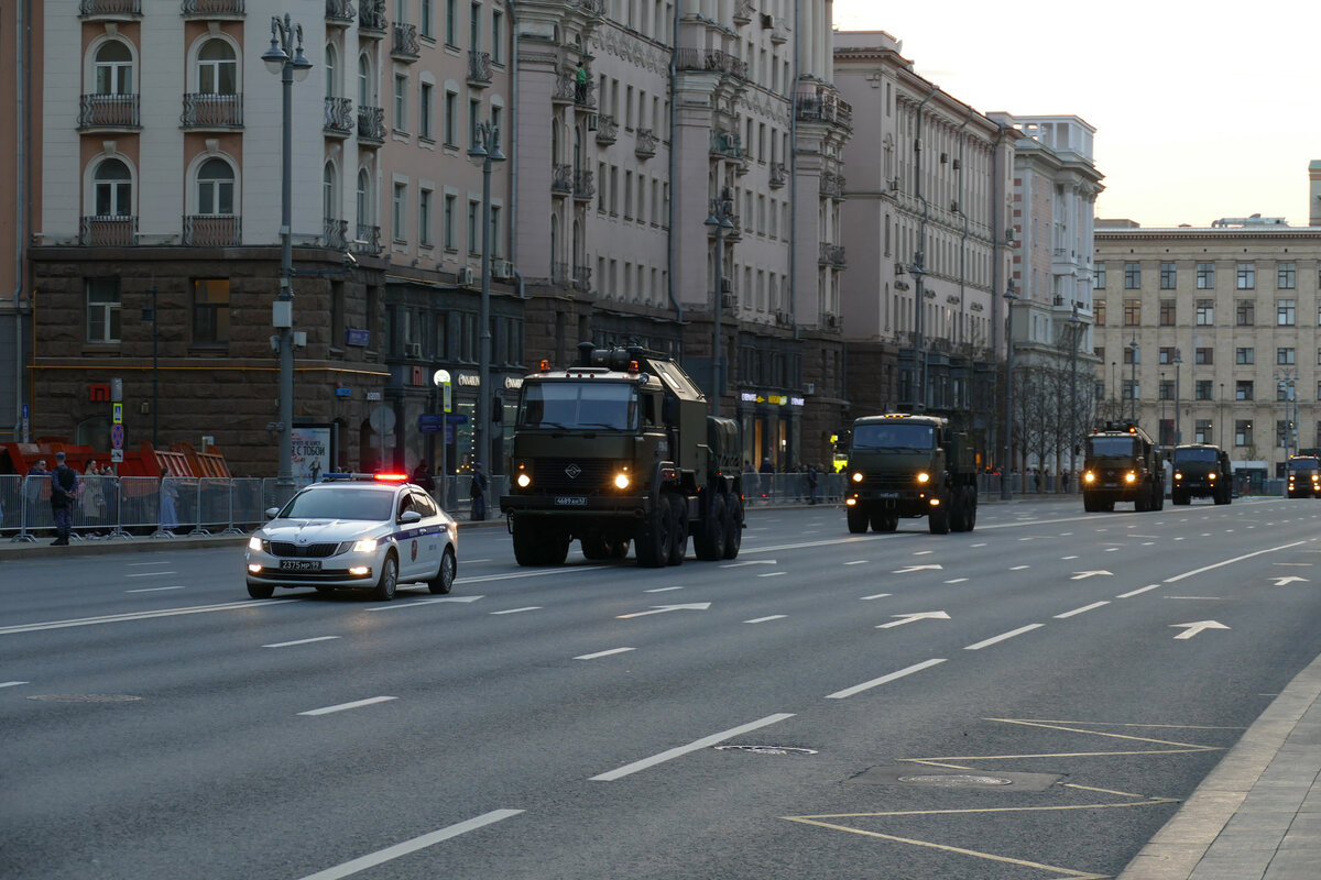Первыми традиционно идут эвакуаторы.