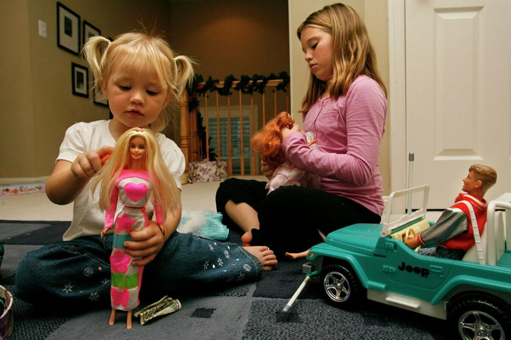 Девочка играет маленькими игрушками. Куклы для девочек. Современные игрушки для девочек. Девочки играющие в куклы. Дети играющие с куклами.