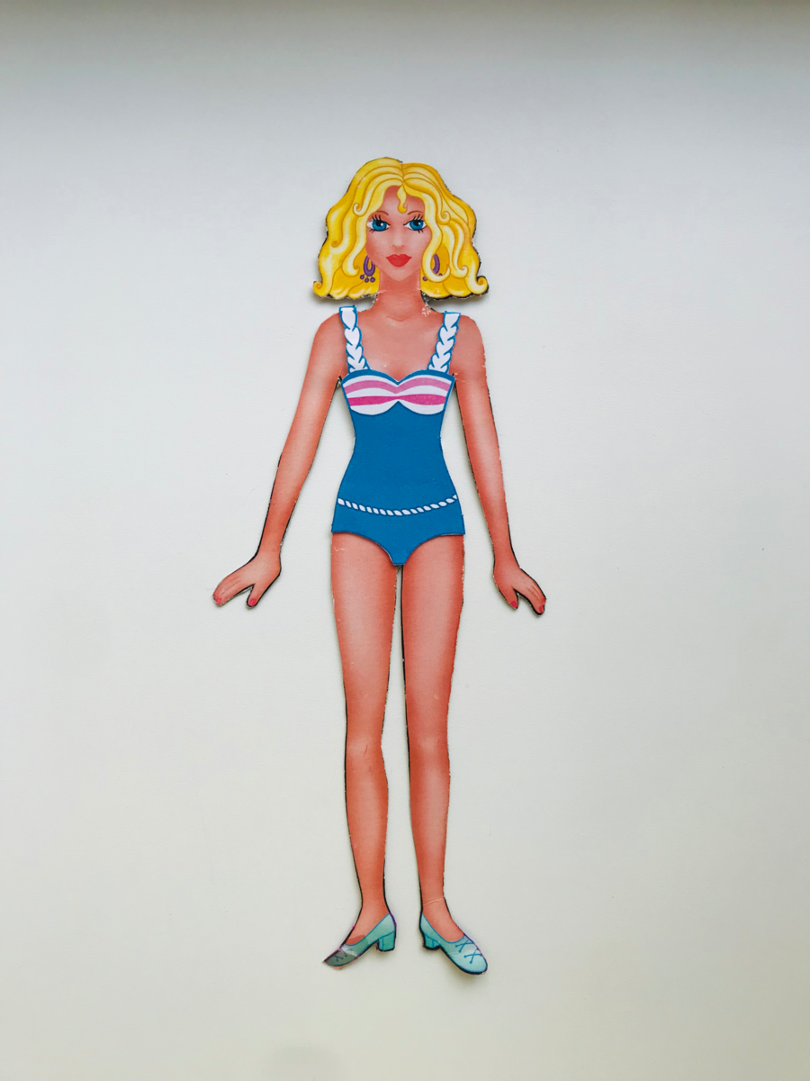 Первое, что бросается в глаза - прекрасный загар и свежий цвет лица