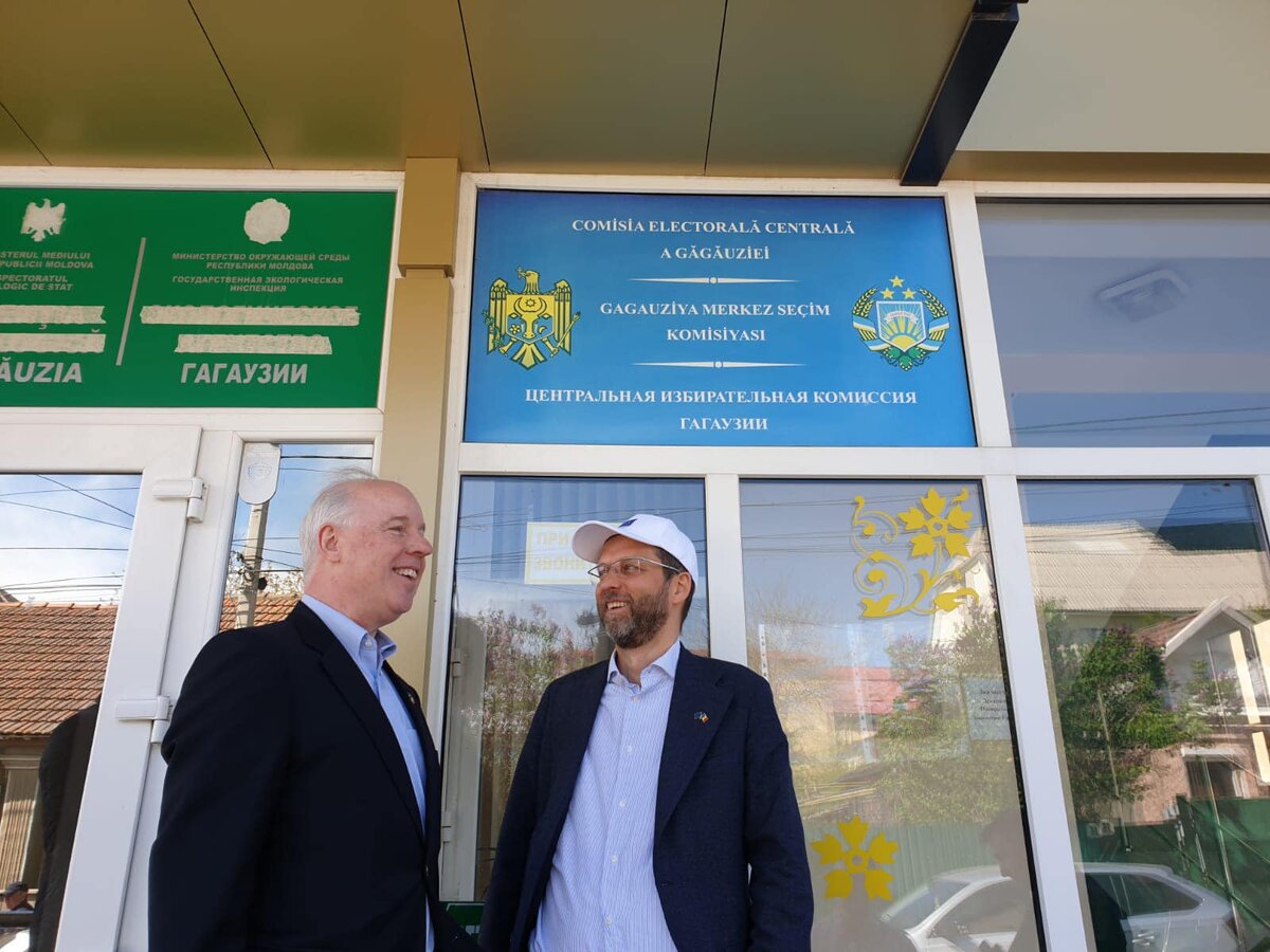 Посол США в Молдове Кент Логсдон и представитель ЕС Янис Мажейкс