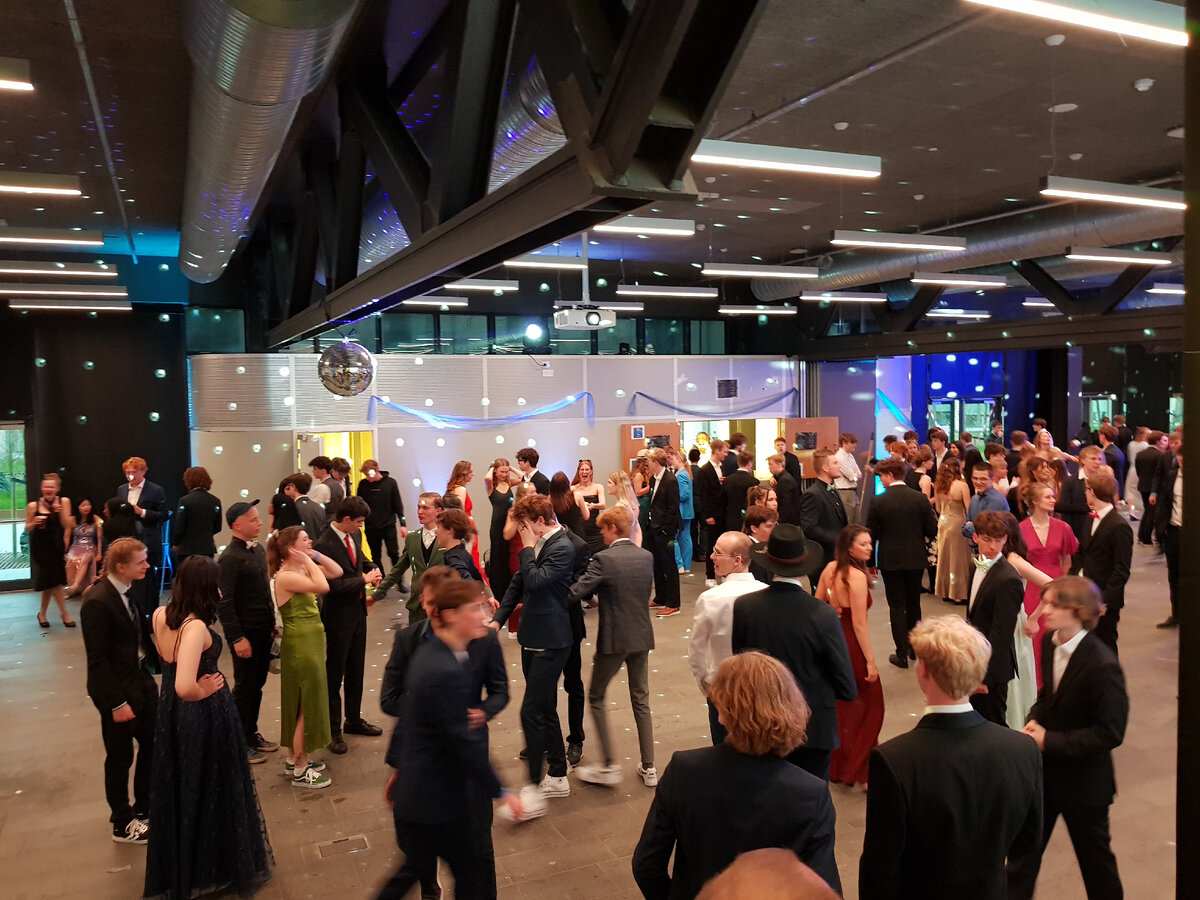 Почти все девочки здесь- гости! Некоторым мальчикам даже приходится танцевать с мальчиками! 