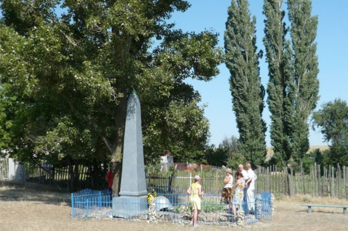    Фамилия отца значится на мемориальной доске братской могилы на хуторе Нижнеосиновский.