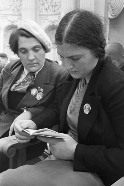 Сестры Ангелины: Прасковья (слева) и Надежда, 1939 год. Фото из открытого источника