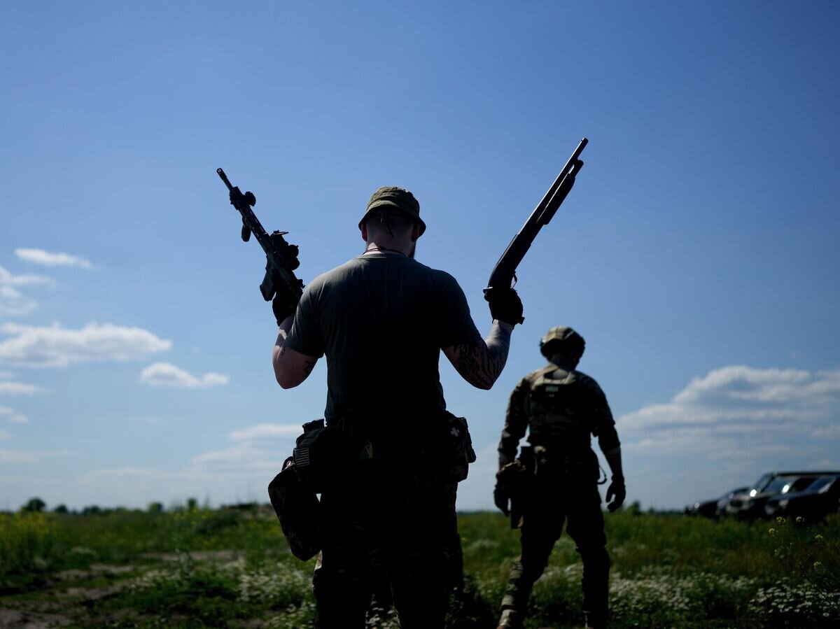    Тренировка на стрельбище на окраине Киева© AP Photo / Natacha Pisarenko