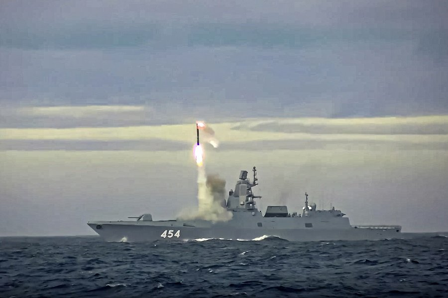 Фрегат ВМФ России запускает крылатую ракету "Циркон" - Фото: AP/TASS 
