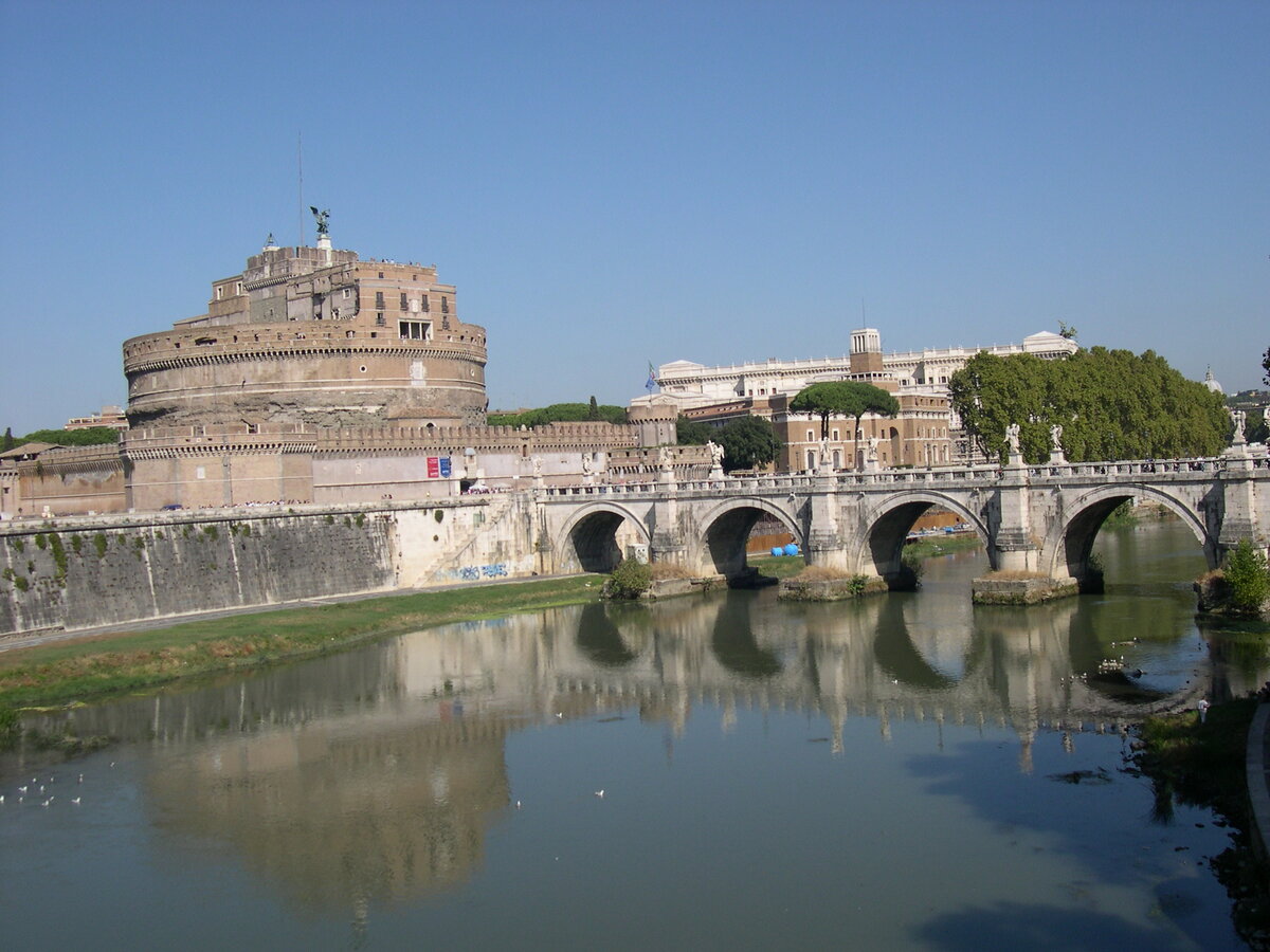 Рим. Замок Святого Ангела. Мост через Тибр имеет то же название. Фото автора. 