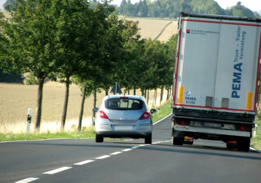 обгон автомобиля. обгон. обгон встречная полоса. управляя каким транспортным средством можно опередить легковой. обгон автомобиля.