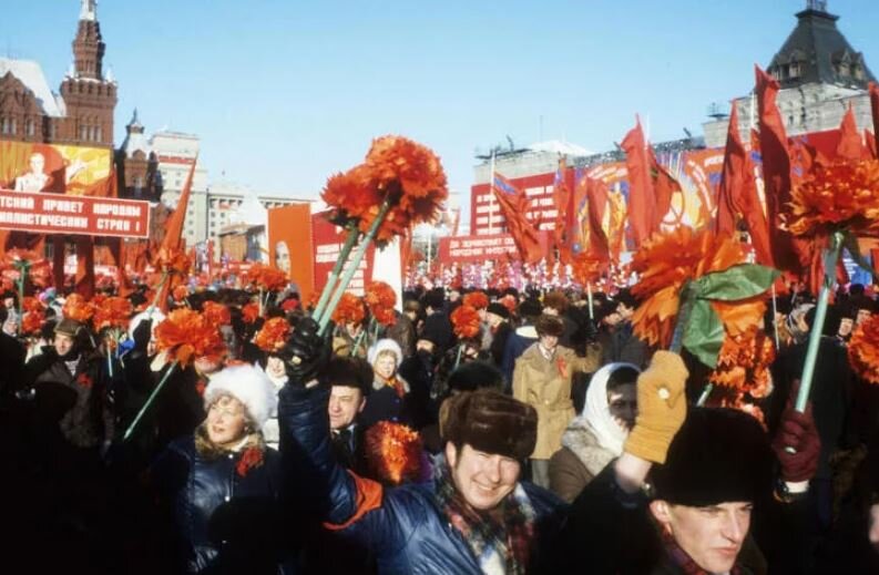 7 ноября в ссср. Москва 1985 год день Октябрьской революции. Демонстрация 7 ноября. Демонстрация 7 ноября 1980. Ноябрьская демонстрация в СССР.