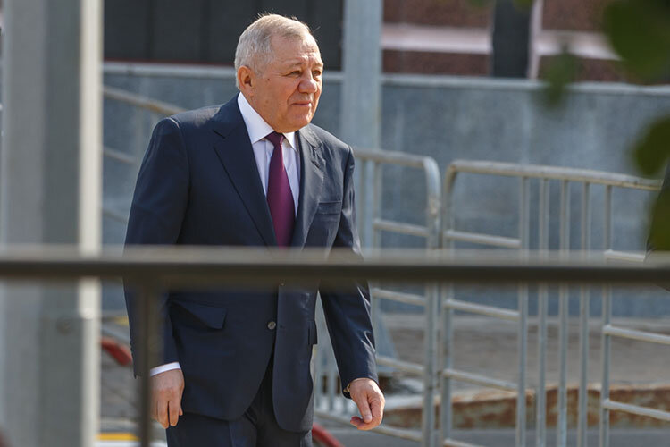   В апреле 2022 года ТАИФ-НК останавливал работу из-за того, что СИБУР перестал закупать у него нафту — холдинг не устраивала цена. Гендиректору АО «ТАИФ» Альберту Шигабутдинову пришлось в 2 раза снизить цену, после чего поставки возобновились Фото: «БИЗНЕС Online»