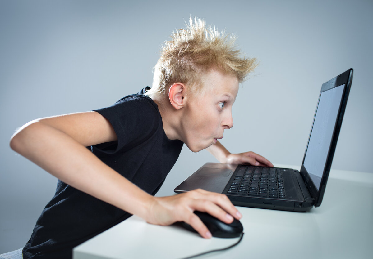 Агрессивный подросток за компьютером. Мальчик сидит за компьютером. Подросток сидит за компьютером. Компьютер для детей. Сижу в интернете часами