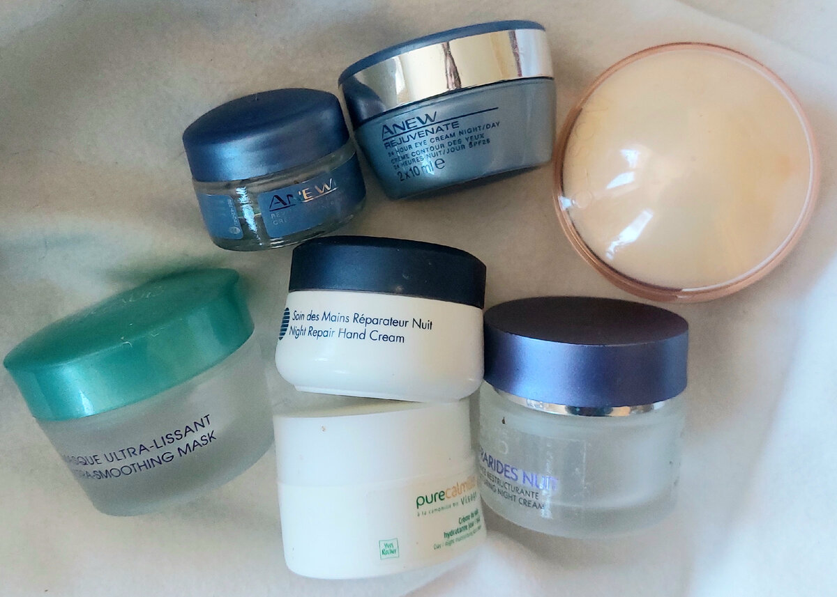 Это из недорогих. Более ценные экземпляры остались в родительской квартире. Не выкидываю, потому что люблю держать их в руках.