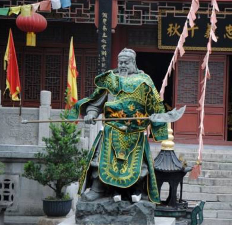 Благодаря военачальнику Гуань Юю (关羽 Guān Yǔ, ? - 220) и роману «Троецарствие» алебарда яньюэдао сейчас хорошо известна: Гуань Юй стал олицетворением Божества Войны, и в его многочисленных храмах по всей стране он всегда с этим своим атрибутом, который по его имени так и называют - гуаньдао (关刀 guān dāo). Храм Гуан-ди (关帝庙 Guān dì miào) стал важной частью традиционной китайской культуры и был тесно связан с повседневной жизнью в Старом Китае. В традиционной среде он был так же известен, как и Конфуций. И «совершенно мудрый гражданских [культурных] искусств» (文圣人 wén shèngrén) с «гениальным знатоком военного дела» (武圣关公  wǔshèng guāngōng) составляют традиционную пару Инь и Ян, их храмы обычно располагались практически друг напротив друга или рядом. На фото храм в Цзинчжоу, построенный в 1396 году на месте павильона, где Гуань Юй жил в течении 18 лет, охраняя этот древний город.