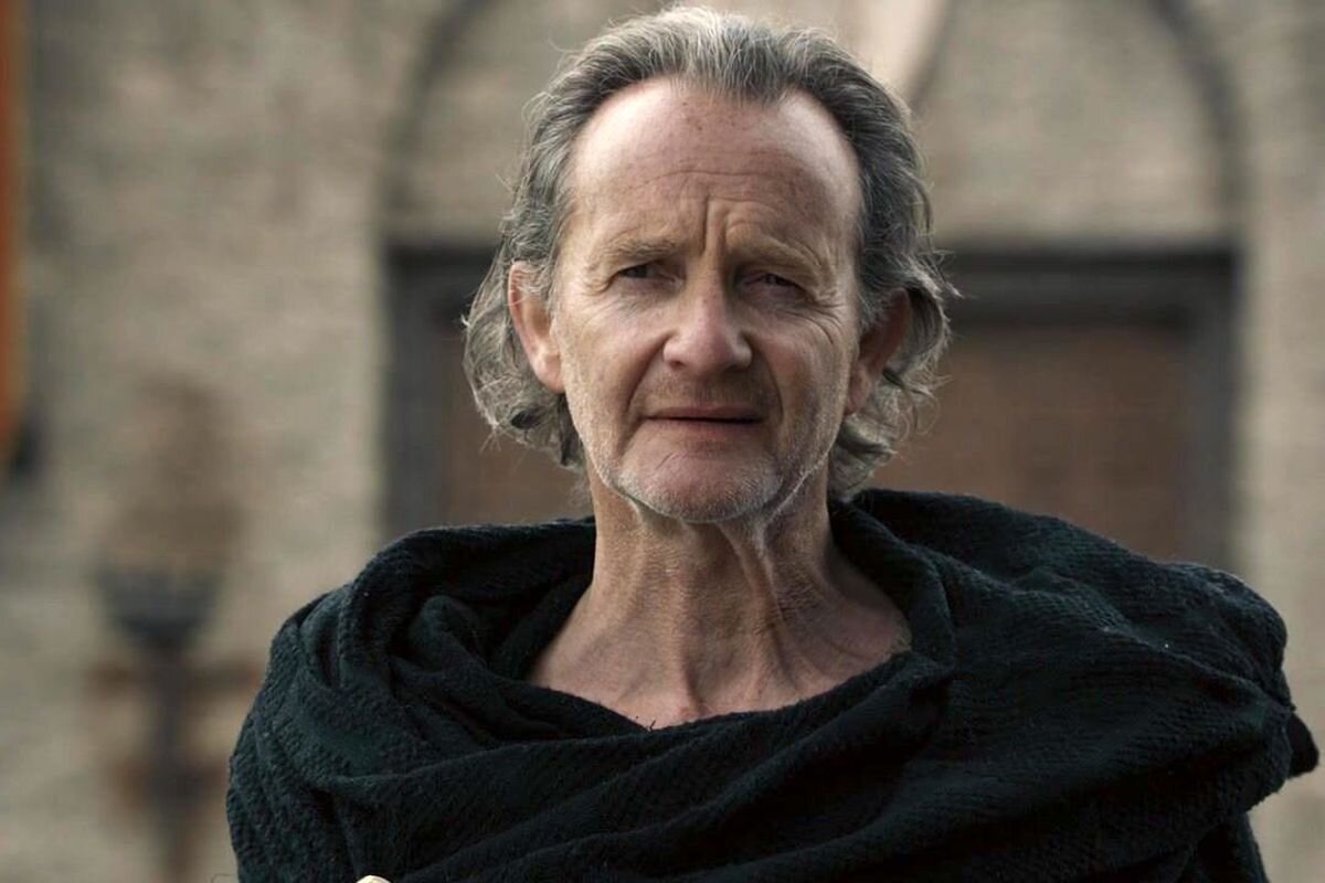 Торговец из Асшая мог бы чем-то напоминать Квиберна. Вроде добрячок, но какой-то он жутковатый