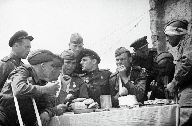    Командиры навещают в госпитале раненых бойцов