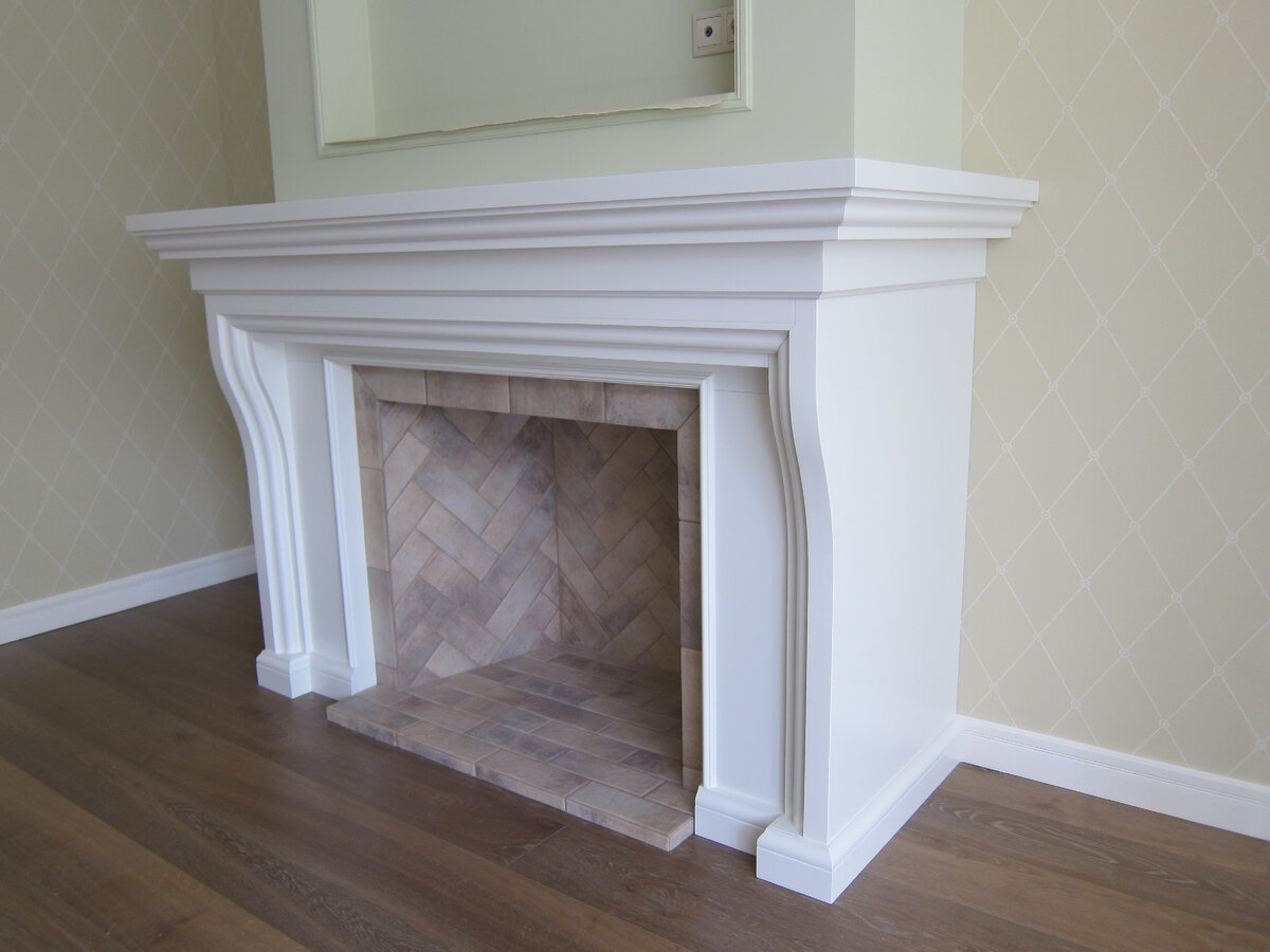 Портал камина создан с дизайнерским подходом супруга.