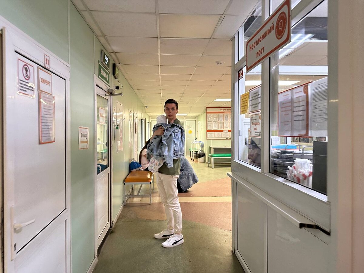 Это в детской больнице. Ева потеряла носок, пришлось завернуть её в пеленку и джинсовку Лины, чтобы не замерзла. На улице за пару часов похолодало с +19 до +7  