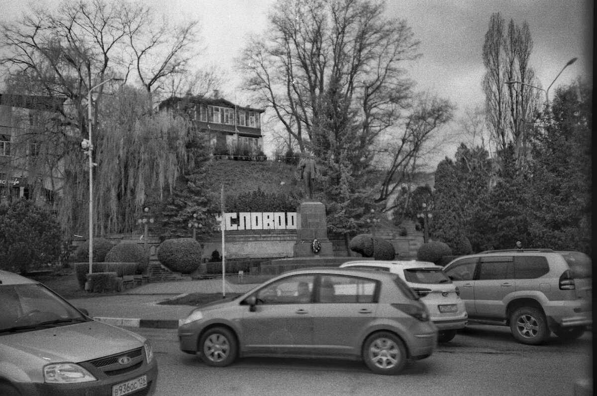 Памятник Ленину, установлен напротив колоннады