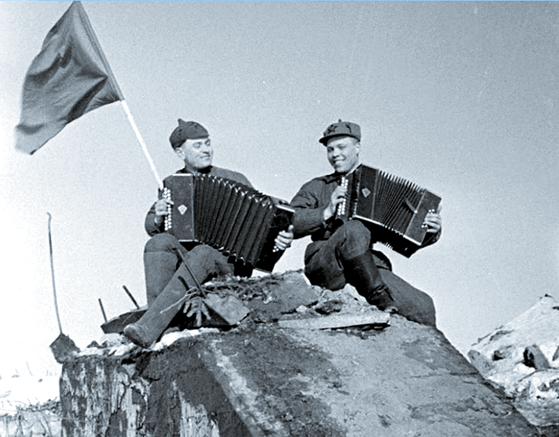 Красноармейцы с гармонями на взорванном финском ДОТе в районе Сумма-Хотинен, 1940 г.
