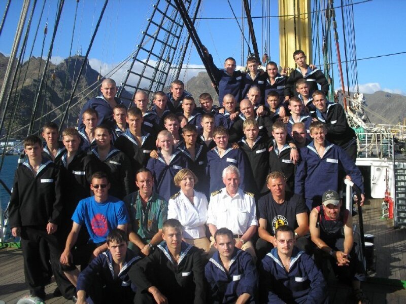 Курсанты Калининградского морского рыбопромышленного колледжа и руководители практики - Н.А. Бертова и В.С. Калинин перед началом второго этапа второй кругосветной экспедиции барка "Крузенштерн" в Санта-Крус-де-Тенерифе (Испания), 3.10.2005 год. Фото Калинина Вадима Сергеевича. Заметки кругосветки. http://samlib.ru/img/k/kalinin_w_s/kp/pa020022.jpg