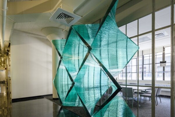 Стекло тем или иным образом присутствует в интерьере наших домов и квартир. Стеклянные двери, полки, декоративные элементы мебели остаются неизменно популярными. Более сложные стеклянные элементы интерьера до сих пор кажутся многим несколько неуместными в условиях жилого помещения. Стекло воспринимается как то, что обречено рано или поздно разбиться. Даже стеклянный стол кажется хрупким и опасным, из какого бы стекла он ни был бы изготовлен. Далеко не каждый легко решится сесть на стул из стекла. При этом дизайнеры очень любят этот материал.