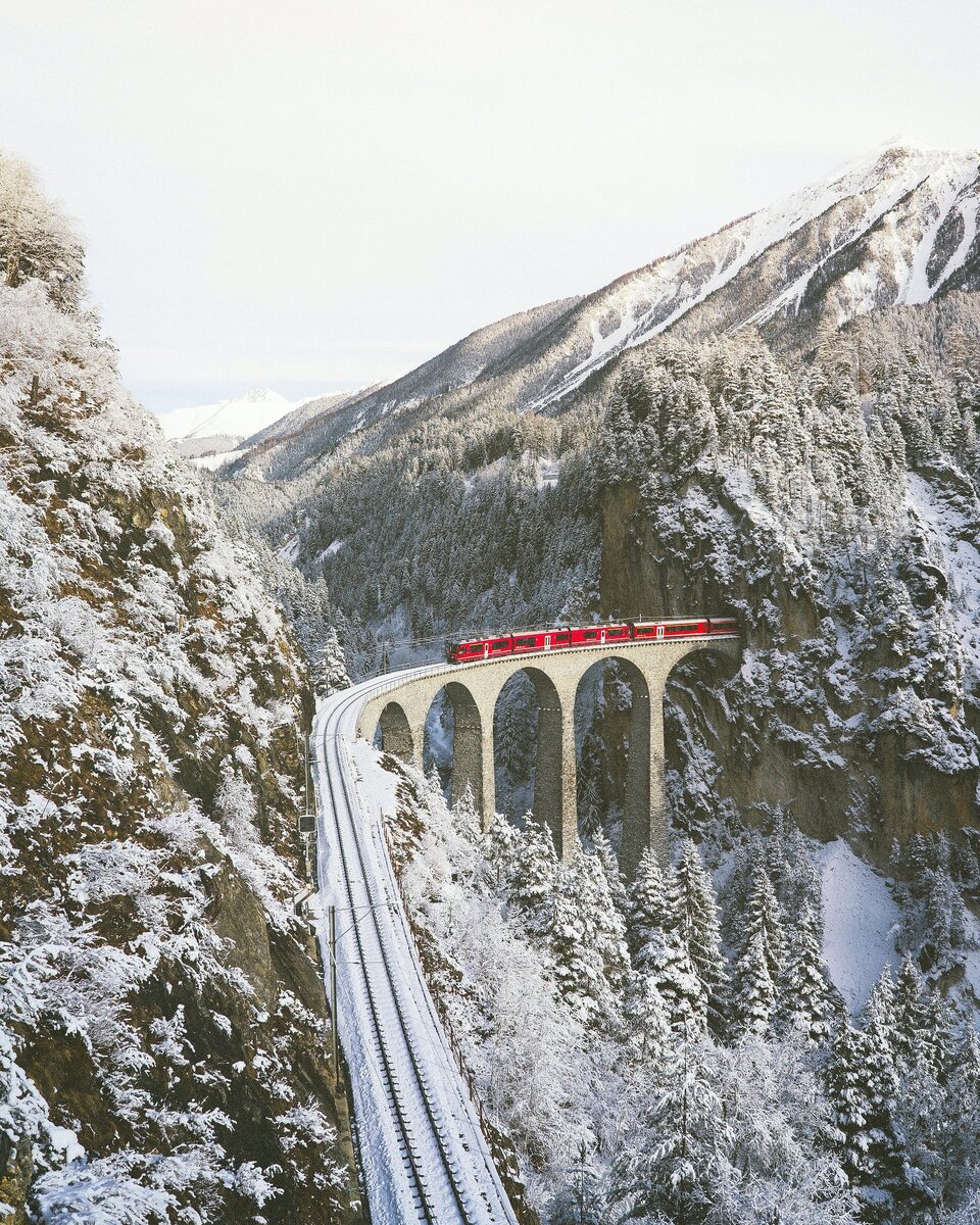 Поезд в Швейцарских Альпах. unsplash.com