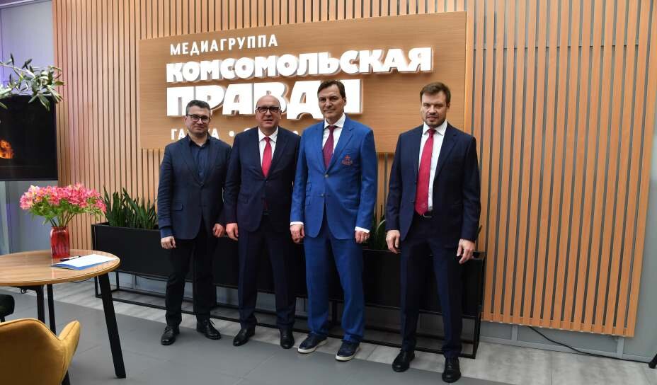    Павел Садков (зам. главного редактора «Комсомольской правды»), Игорь Есмантович (президент ЦСКА), Денис Денисов (спортивный директор) и Сергей Федоров (главный тренер). Фото: Иван Макеев