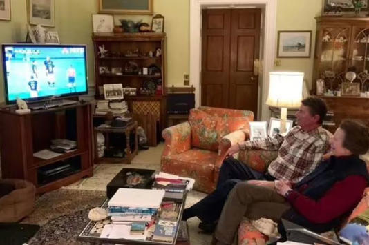 Анна и ее муж Тимоти восхитили поклонников, когда они мельком увидели их гостиную в 2021 году.