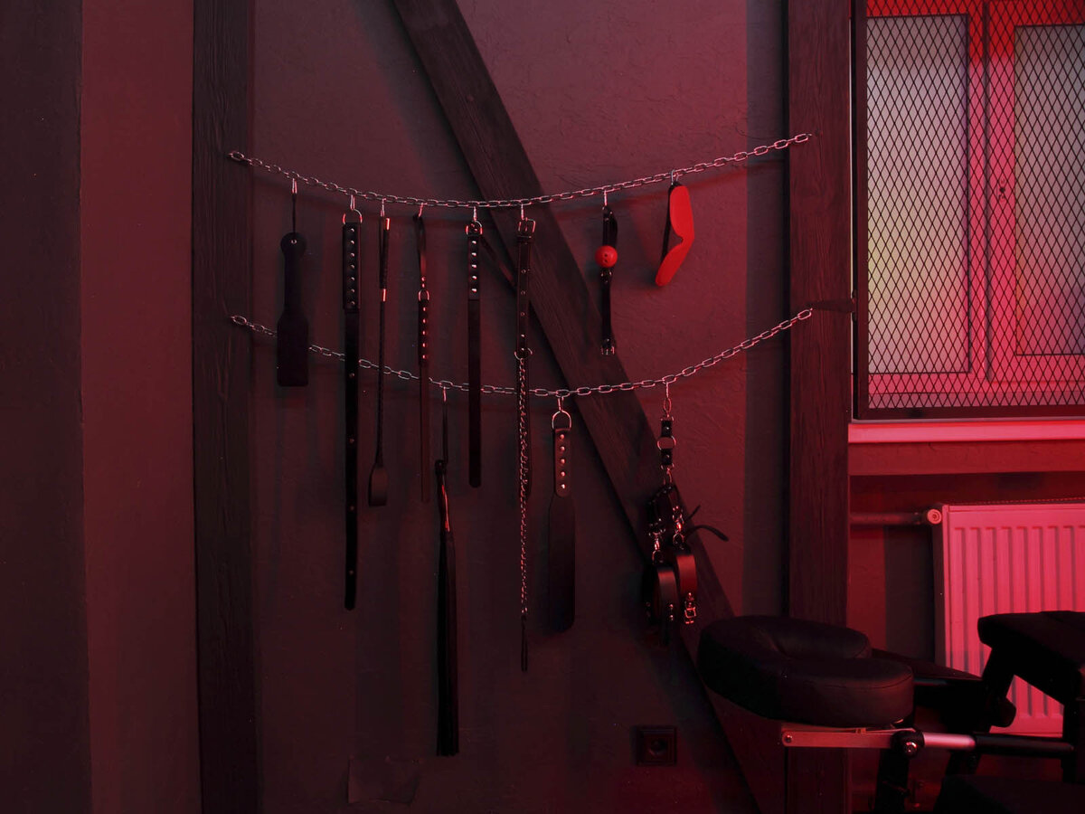 Набор девайсов в номере "Рай и ад" в отеле "Подушкин" на Васильевском острове в Питере.