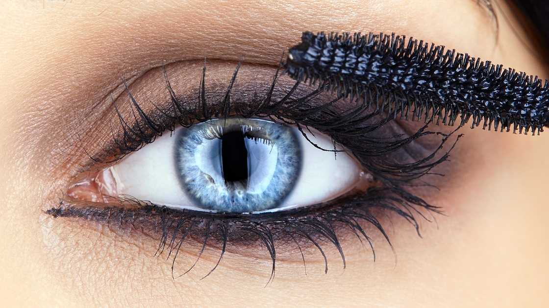 Как накрасить ресницы тушью Should you wear mascara on your bottom lashes #makeup #mascara #eyeliner Eye ma