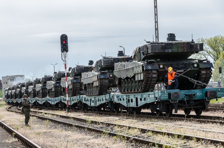 Состав с Леопардами в Польше
