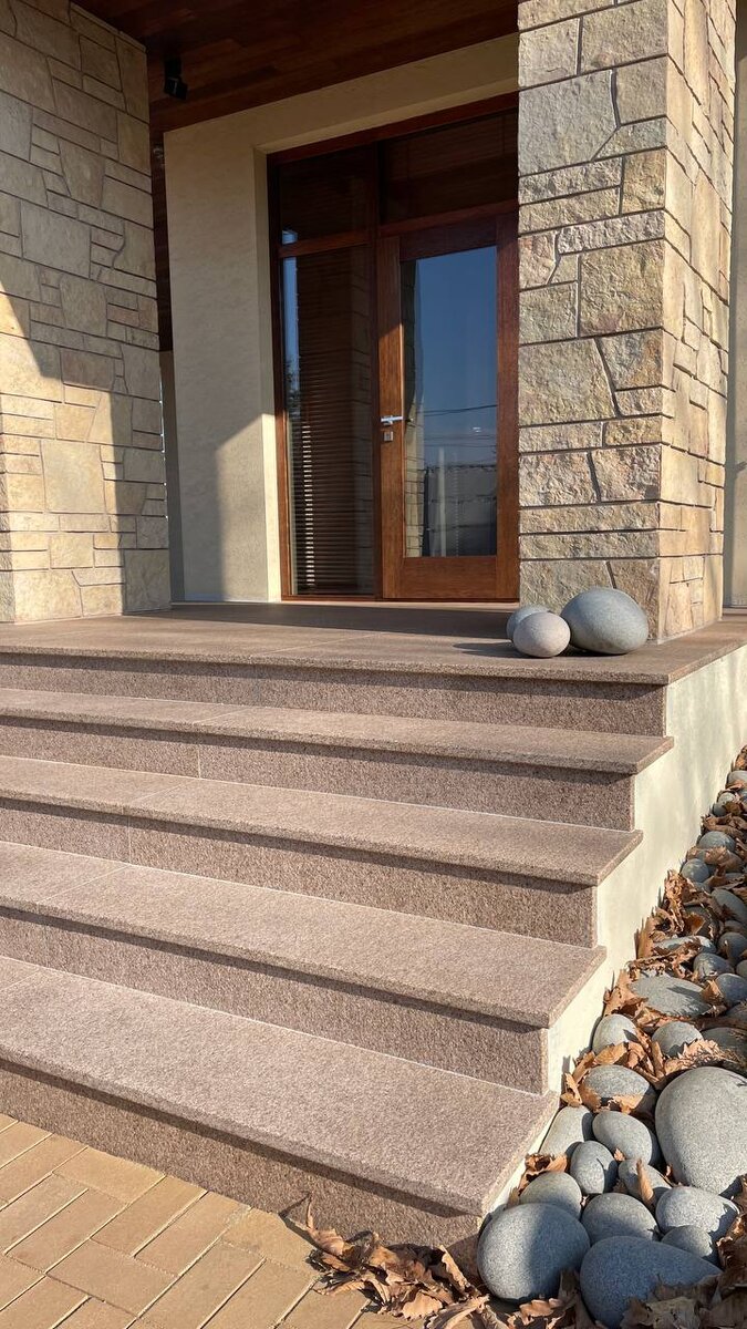 Наш проект - лестница из гранита Yellow Marakuya