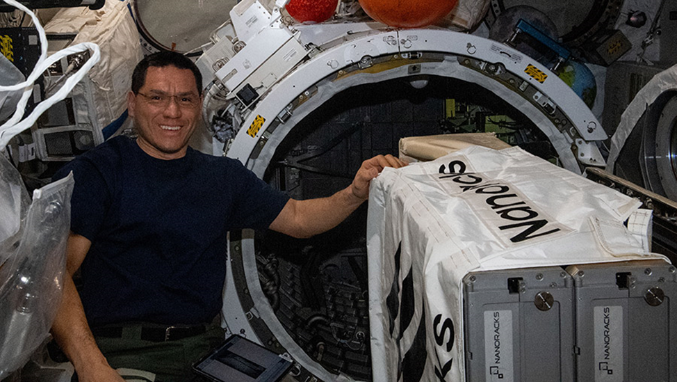 Франциско Рубио работает с пусковой установкой NRCSD в ЭМ Kibo. Фото: nasa.blog.com