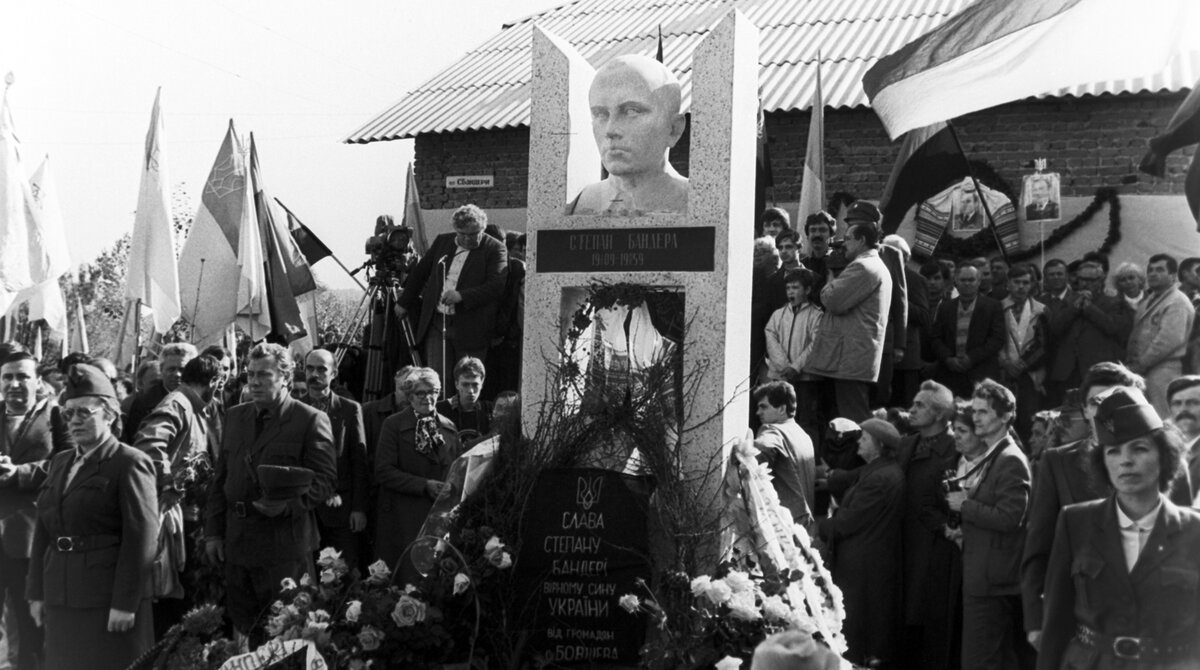 На открытии памятника. Источник фото: https://cont.ws/@uva66/2035113