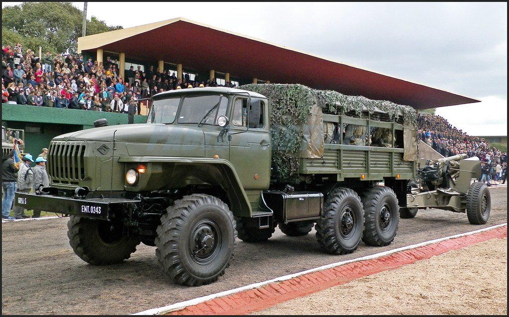 Уругвайский Урал на парде тянет американскую гаубицу М101
