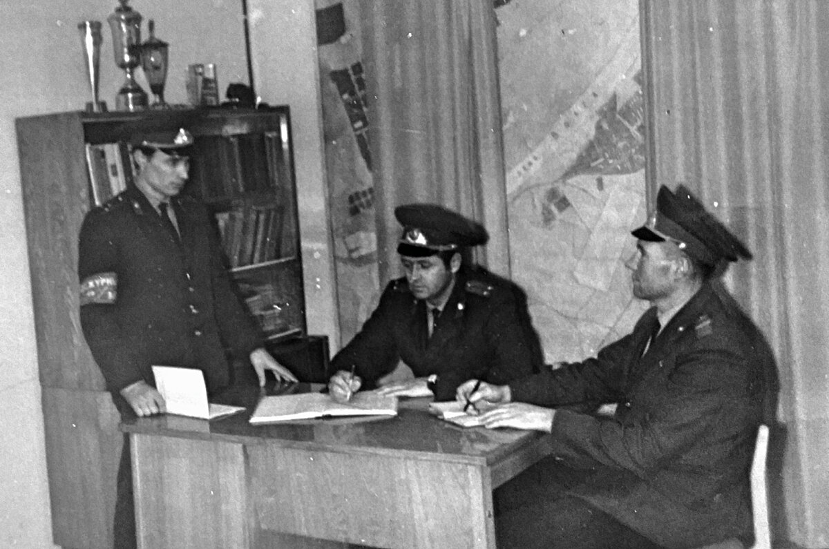 Перед разводом нарядов ППС дежурный ОВД П.Е.Самаркин доводит оперативную информацию до командира взвода В.А.Трушкова и командира отделения С.В.Ефимова. Фото из личного архива автора.