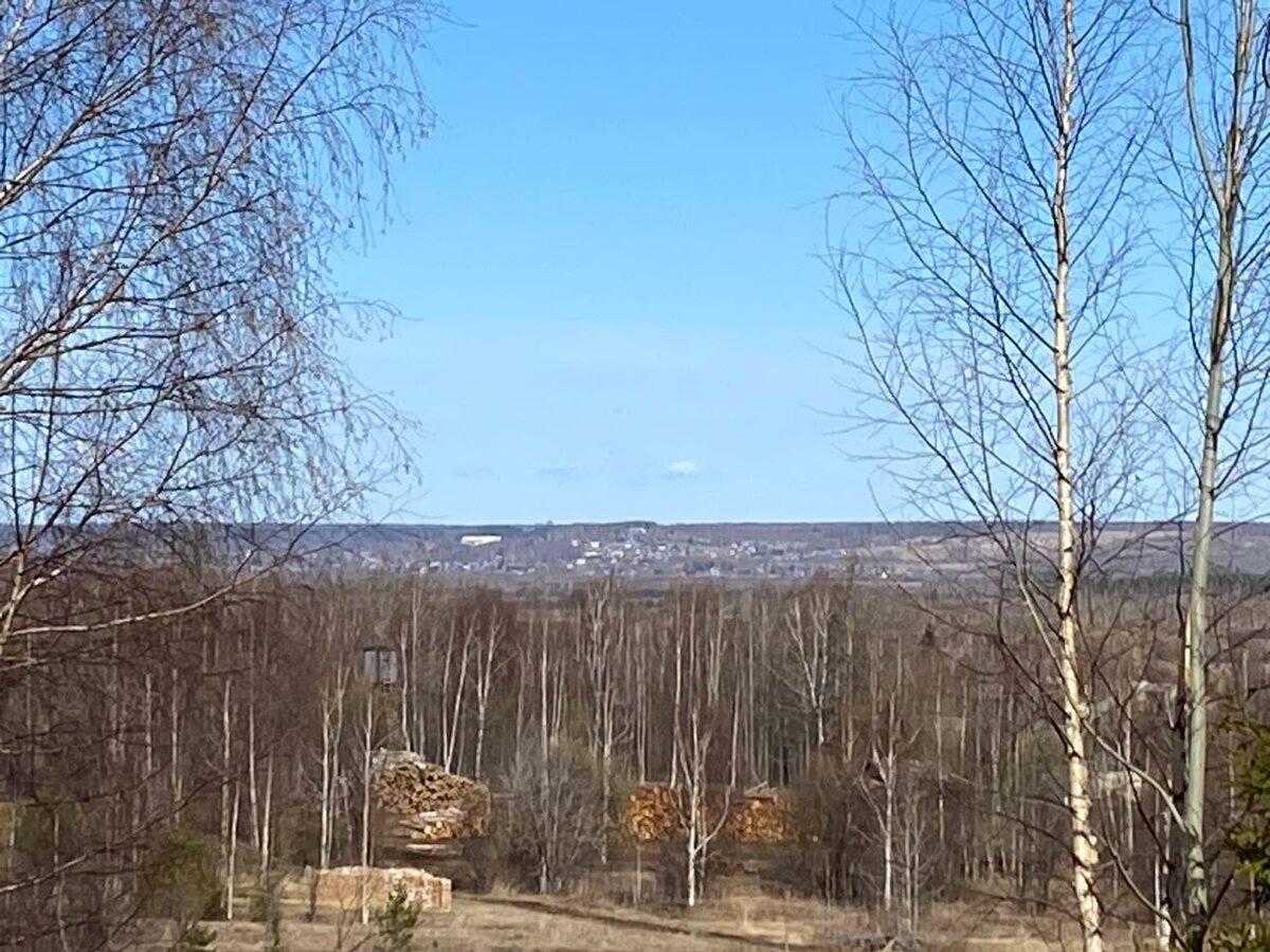 Вдали дома - это правая часть Ильинска