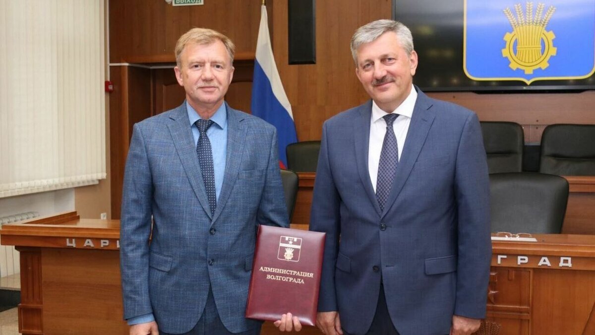     Владимир Марченко вручил Почетную грамоту уволенному вице-мэру Олегу Тетерятнику. Глава Волгограда поблагодарил его за эффективную работу на посту и пожелал успехов в новой должности.