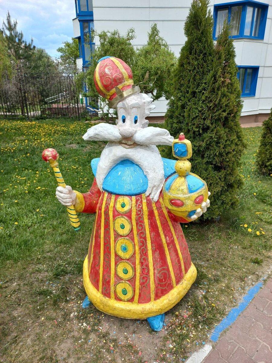 Статуя царя во дворе дома