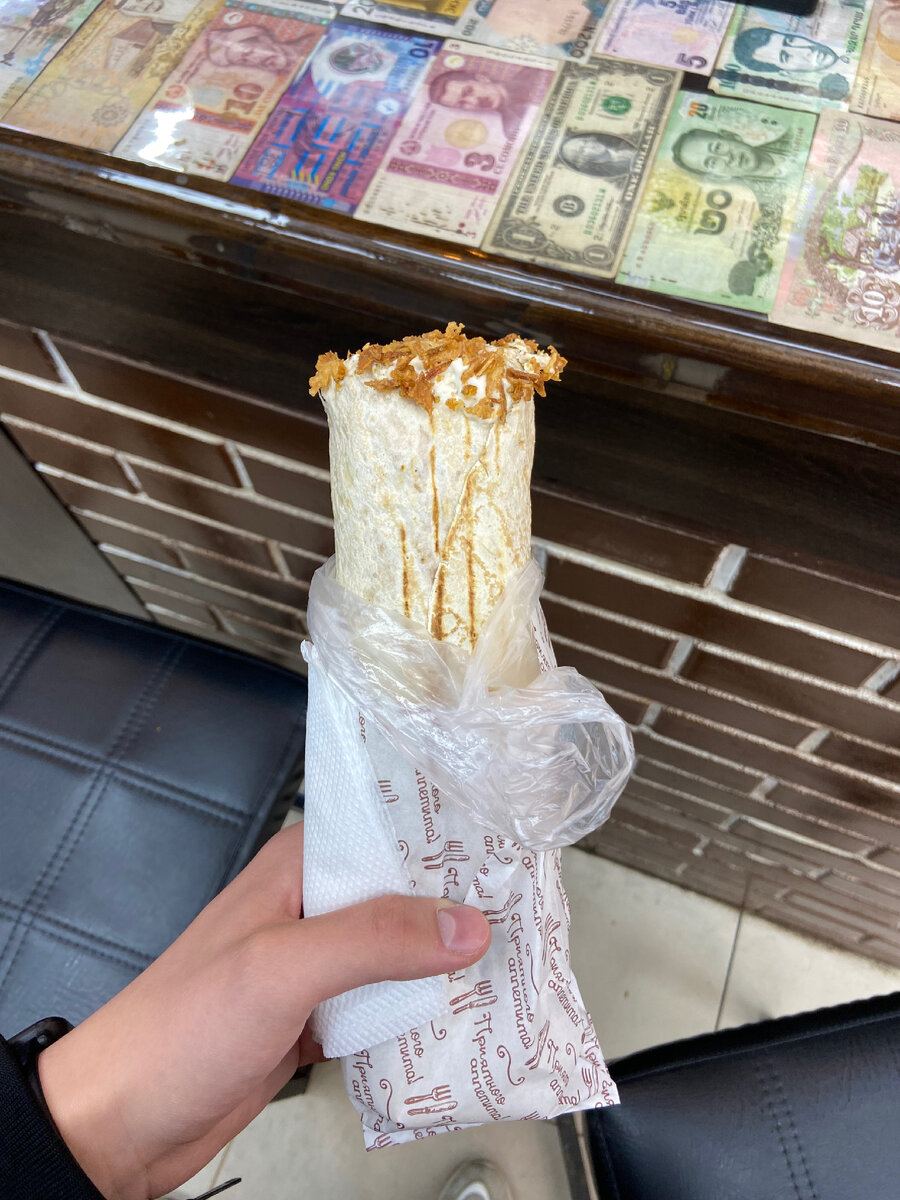 Шаурма вкусная. Особенность от всех шаурмечных в этой то, что все ингредиенты смешиваются, и ты кусаешь весь спектр вкуса, а не по отдельности, как в большинстве шаурм. 