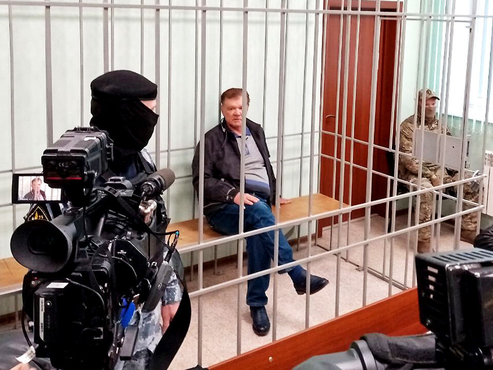 «Вот бы вас, ребята, всех на стройку, кирпичи носить, – пошутил Егоров, обращаясь к журналистам, собравшимся у решетки. «Говорят, у вас бизнес отжимают», – раздалось в ответ. – «Посмотрим», – отреагировал предприниматель.